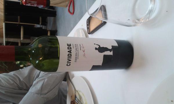 Comiendo con una botellita de Cividade  2011,nombrado mejor Ribeira Sacra del año!