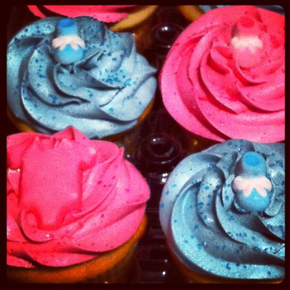 twistedfrosting's tweet photo. Vanilla and chocolate cupcakes for a #babyshower http://t.co/WoaRxK1h