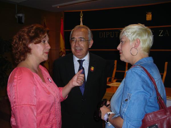 Foto del acto: Jesús Senante y Elise Ventura, d #Caspe, y Marian Pueo, directora d <a href="/teatrocheymoche/">Teatro Che y Moche</a> #Aragón #Compromiso