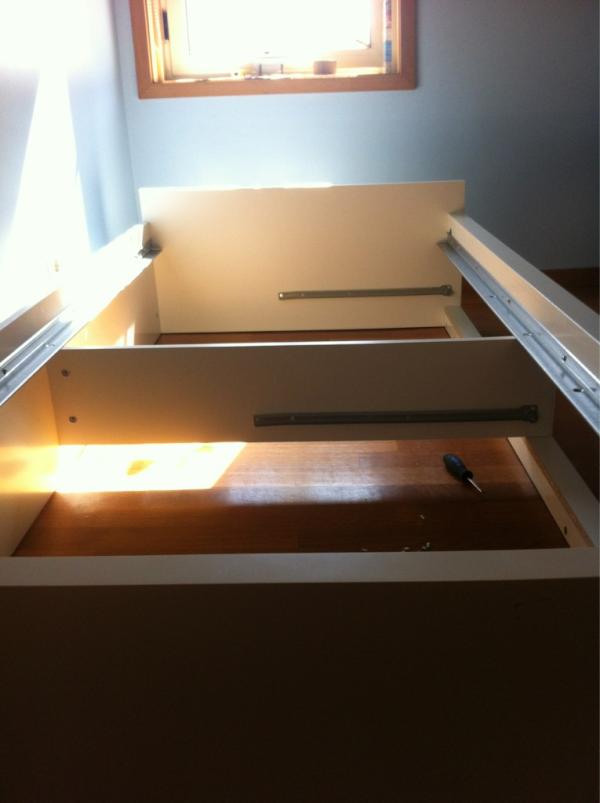 francfreitass's tweet photo. Isto de montar um quarto do Ikea tem o que se lhe diga!! Cama quase check, falta secretaria, móvel televisão, armário http://t.co/XIvqe4Bt