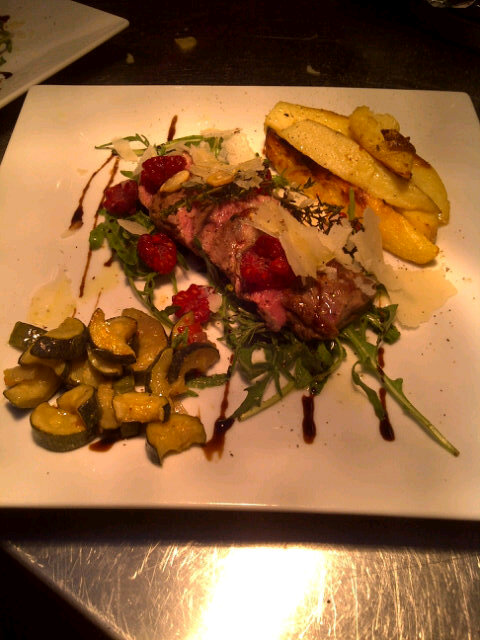 Verrassingsmenu van de chef (hoofdgerecht); Tagliata van lamsvlees met frambozen....