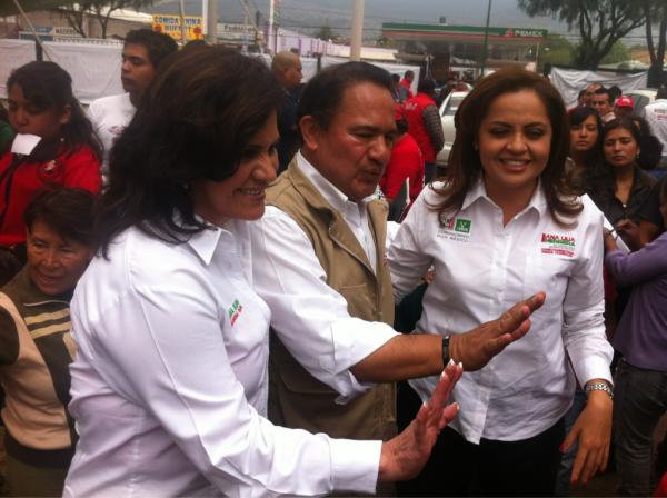 redmebt's tweet photo. Comprometidos con Ecatepec, Comprometidos con el EdodeMéx 
Comprometidos con los mexiquenses
 @mariaelenabt @EPN http://t.co/ga2Lunra