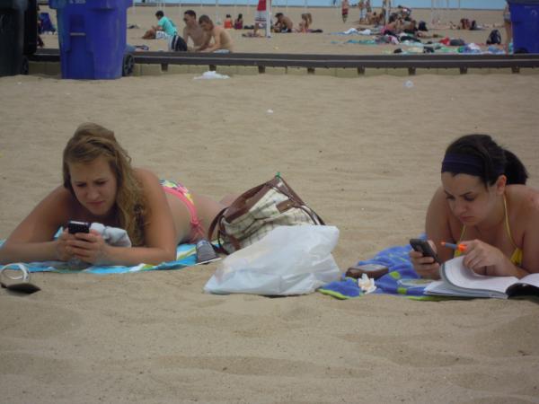 StopTechnology's tweet image. TEXTING AT THE BEACH #ComeOnMAN!