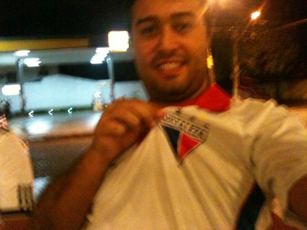 bebetont's tweet photo. @ronaldoholanda recebi o manto sagrado!!! Ehehehe. Valeu Ronaldo, agradece a Letícia também. Abraço. http://t.co/tHZnrXCr