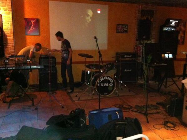 EnanoElmo's tweet photo. apunto de empezar el concierto en Tcb pool!! http://t.co/T8gdVMq6