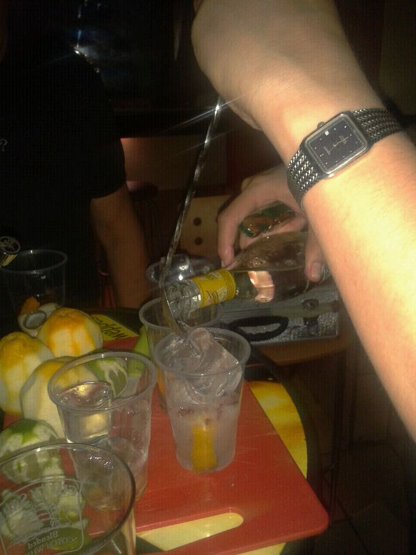 BeveragesTour's tweet photo. Preparant un GIN al Zappa http://t.co/S2FQNP9j