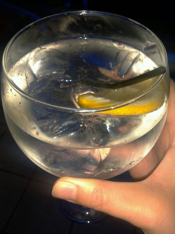BeveragesTour's tweet photo. Gin de Bulldog amb regalessia http://t.co/IQxz0DMT