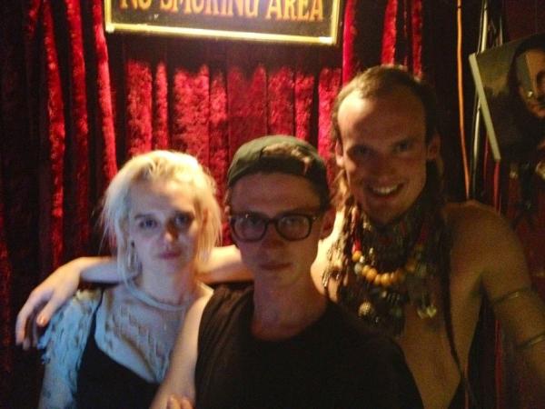 maxbabes's tweet photo. @SHARNA_OSBORNE @jacksunnucks  #singleandfabulous http://t.co/KVn8oBVr
