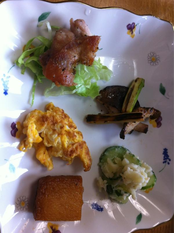 rontimnida's tweet image. 朝ごはんたくさん食べたー（＾∇＾）でも、残しちゃったー。