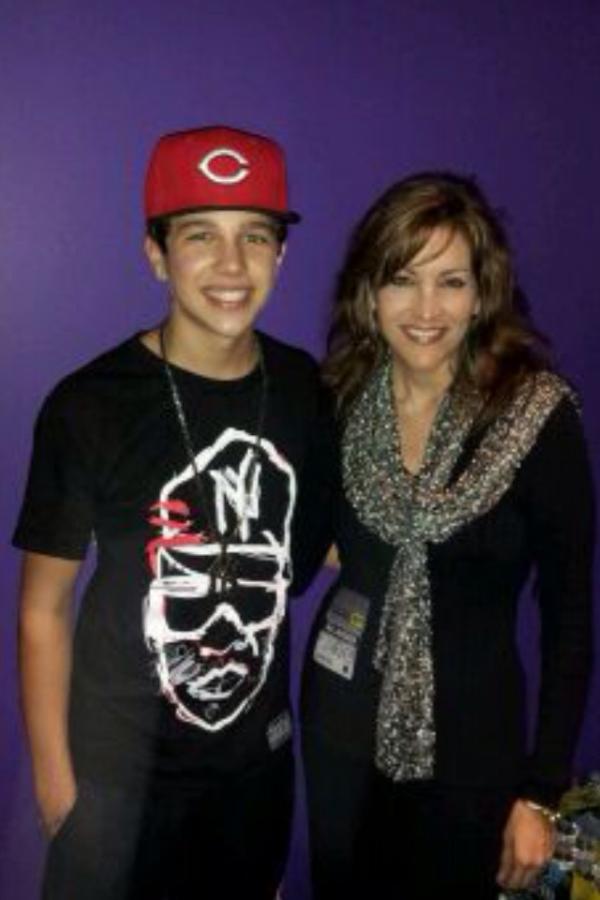 MicheleMahone's tweet photo. @AustinMahone  ROCKED the Best Buy Theatre in New York!!! #ProudMom http://t.co/4VreR5Rg