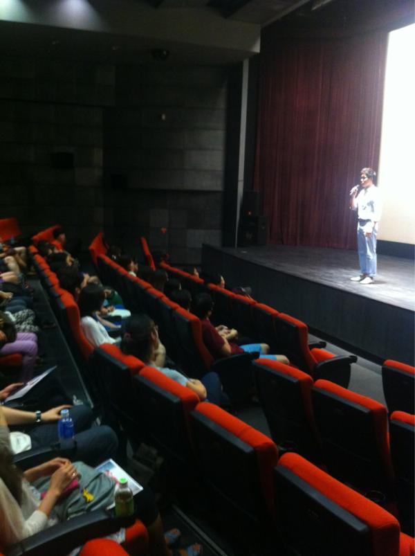 icinecube's tweet photo. <다른나라에서> 유준상씨 무대인사 진행중입니다^^* 정말 유쾌하고 재밌으신 유준상님. 이자벨위페르와의 에피소드를 관객분들께 들려주고 계십니다. http://t.co/e2BbRwae