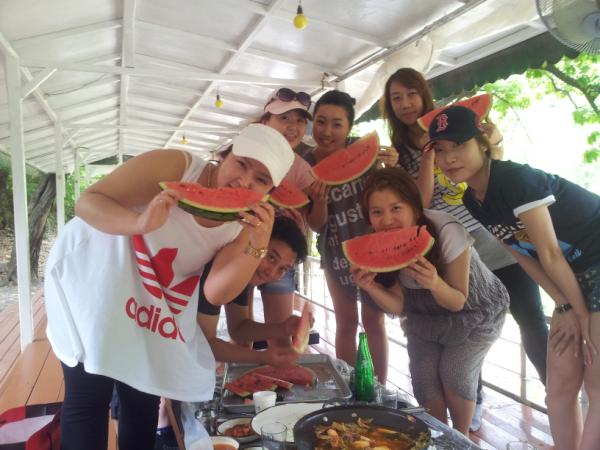 inout79's tweet photo. 일산지점 야유회 ~~ 수박 빨리 먹기 대회
코에서 물나오고... 눈물나게 피터지는 경쟁이었습니다.... http://t.co/fJfjSUTT