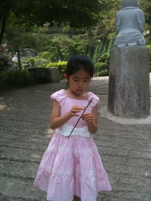 sunnamlee76's tweet photo. 2012년 6월 9일. 오랫만에 세식구가 와우정사를 다녀왔다. 잉어 밥주기, 애벌레 잡기, 송충이 보기, 올챙이 잡기, 개구리 잡기를 했다. 와우! 즐거운 요즘이다. *^^* http://t.co/OuLKAOIa