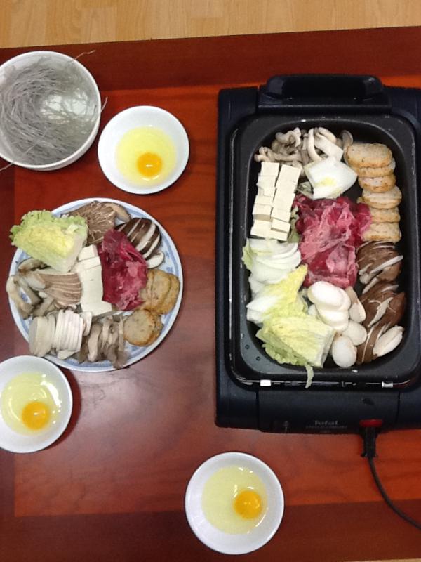 stone3507's tweet photo. 아내를 기다리며 밥상을 준비하는 나 ㅋㅋㅋ 간만에 먹는 스끼야끼 http://t.co/uWmGRCjy