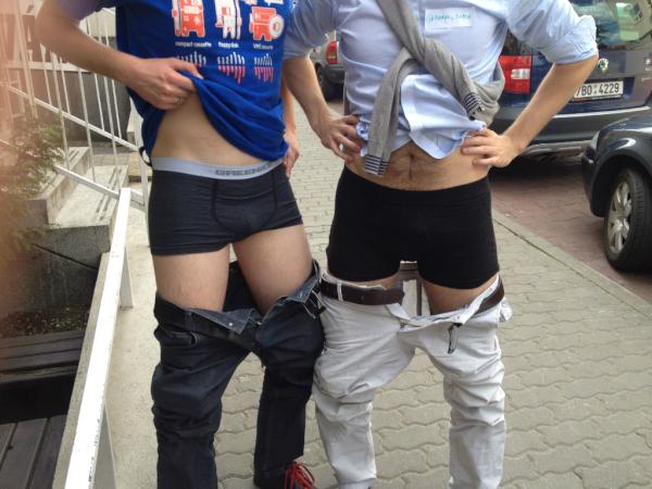 pavel_sima's tweet photo. #koulevtrenkach Soutěž: Kolik Kentico koulí se nám vleze do trenek? Tipujte a RT pls! http://t.co/SHYMQmod #barcampcz http://t.co/g1ZYxkcw