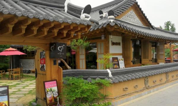 thvkf7631's tweet photo. 전주 한옥 마을 금토는 사람이 북적 하지만 평일에는 한산합니다 그곳에서는 이제 신축할때 한옥으로만 지을 수 있습니다 http://t.co/rWHtRZQG