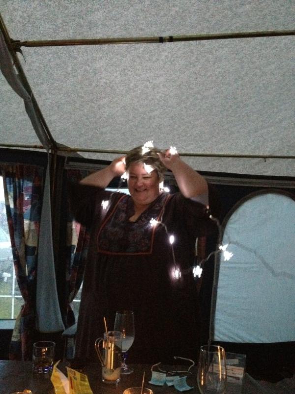 smultronfia's tweet photo. Hon har blommor i sitt hår. http://t.co/u7IaPIYY
