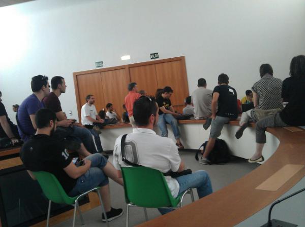 GermanDZ's tweet image. El visionario de @XaV1uzz le está avisando a un montón de gente que están condenados. Cosas que ocurren en el #aos2012