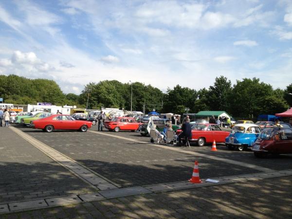 cuxhaven's tweet photo. Auf dem Cuxhavener Oldtimer-Treffen ist es heute eher ruhig: http://t.co/Zo8DRpOC