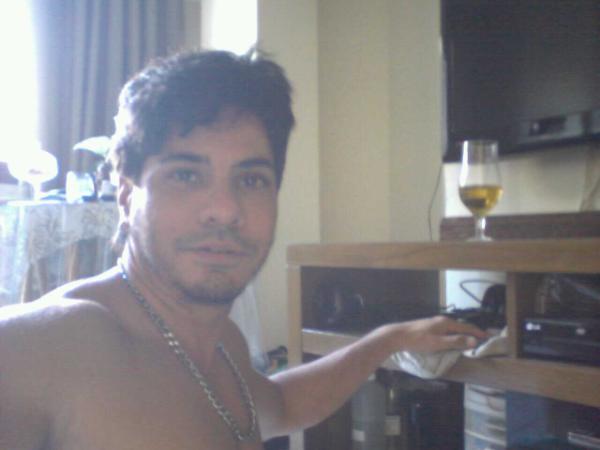 sael00's tweet photo. Faxina, cerveja e gonzagão.  ..."Bem feito, quem foi que te mandou enfiar a mão em buraco de tatú..." . http://t.co/7DpnXcP9