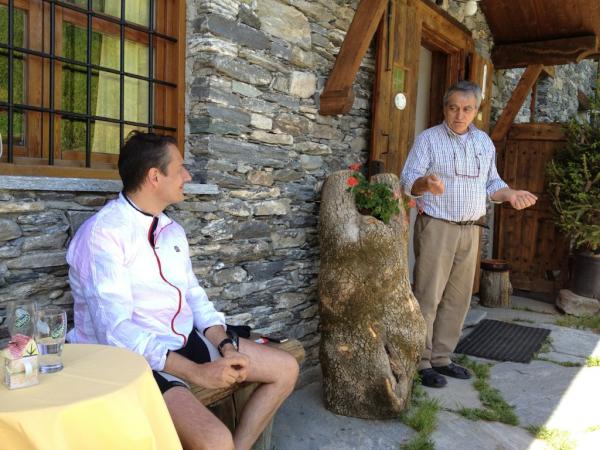 #cycloweekend su #CycloMonviso: avvistati i cicloturisti alle 13.00 a Chianale a parlottare con gestore locanda
