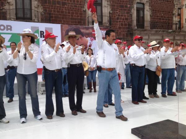 JPilarmoreno's tweet photo. @patymunoz @RomoMedina_M @isidoroags @AlfredoGonzlezG juntos marchando por el proyecto en favor de @EPN http://t.co/XSsdAD7I