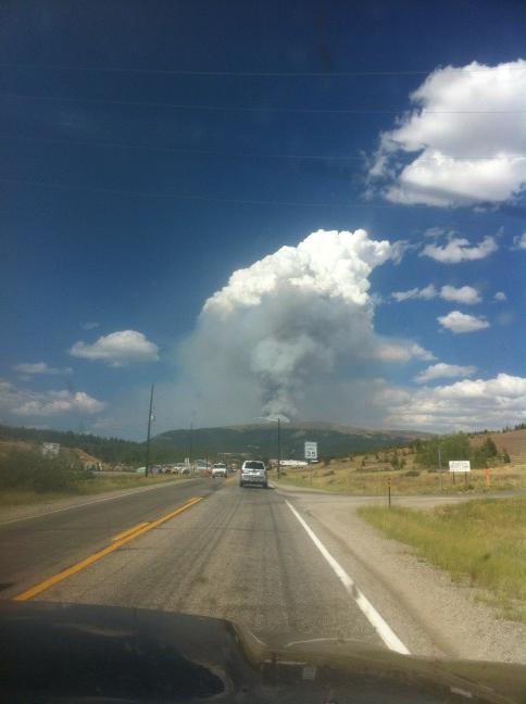 9NEWS's tweet photo. #TreasureFire may we use your photo? RT @5280RunnerGal: @9NEWS Giant plume of smoke seen from Leadville. http://t.co/UQ2buaxY