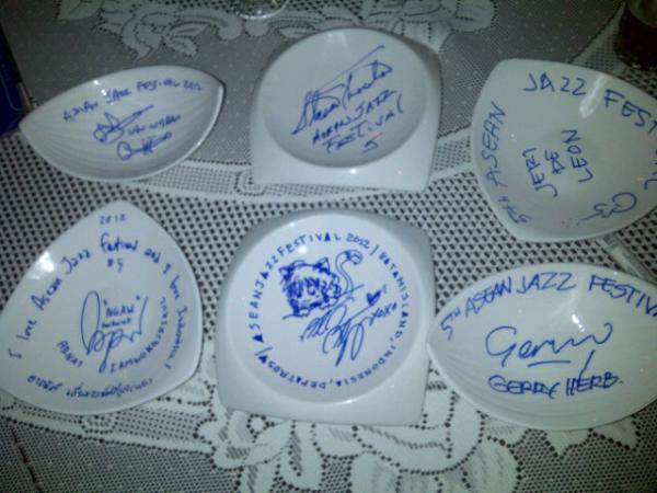 DePatros's tweet photo. @tashaoong n friends special signature for us :D ː̗(^▽^)ː̖ http://t.co/dUtWAZmY