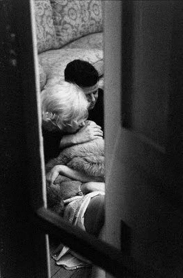 ZaidAtalla's tweet photo. Rare pic of John Kennedy and Marlin Monroe at her place ;) #USA #Amreeeka http://t.co/QNisjwGf