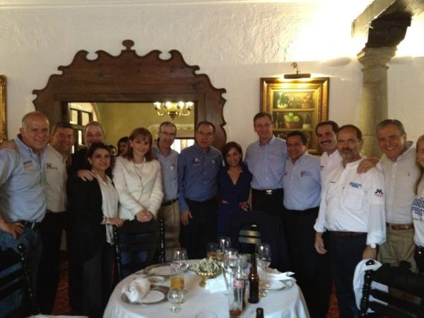 GustavoMadero's tweet photo. Rumbo a la victoria un equipo bien comprometido con el PAN y @JosefinaVM http://t.co/QBR2yYSA