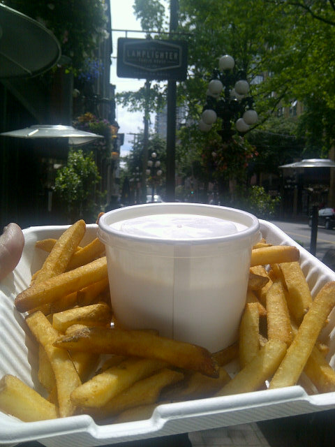 ChrisBadyk's tweet photo. @RobbobBobrob @DamonD @BiminiDoorMan @Lamplighter_Pub #eatitbadyk I've got your mayo! Where you wanna trade? http://t.co/4eXl9yuH