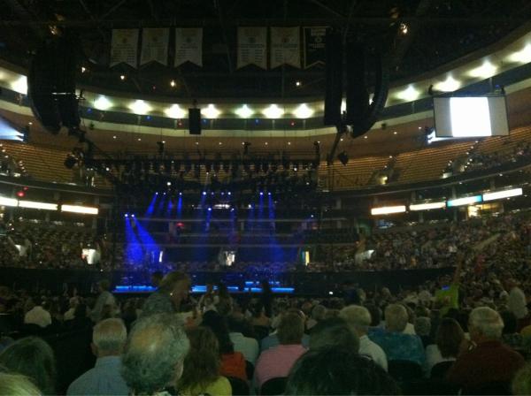 BostonMermaid's tweet photo. @NeilDiamond Mom hasn't been to Boston in 15 years.. But anything for Neil! Here we are in Boston!!!! http://t.co/NtNxXYm