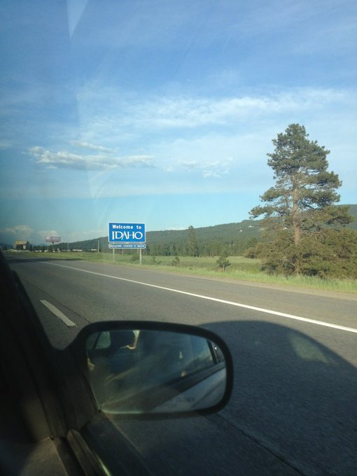 God I missed this sign. #almosthome #thecarsmellslikedonuts http://t.co/YuFaFXHM<a href="/tag/almosthome"class="tags">#almosthome</a><a href="/tag/thecarsmellslikedonuts"class="tags">#thecarsmellslikedonuts</a>