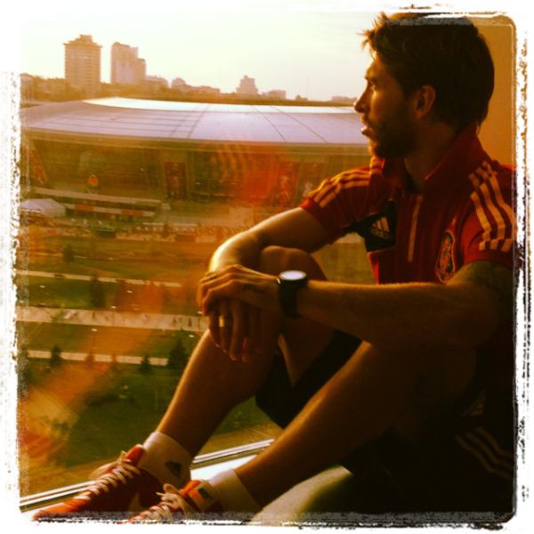 SergioRamos's tweet photo. Con esta foto me despido por hoy.  Horas antes de ir para el campo.Siempre es bueno pensar. Buen domingo a tod@s. Besos http://t.co/7uyAqi8o