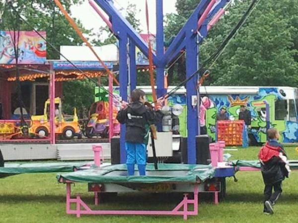 WROssZuid's tweet photo. Bunge-trampoline, draaimolen, en de bus van de kinderkaravaan van Vivaan voor de kinderen http://t.co/QkOtxq5f