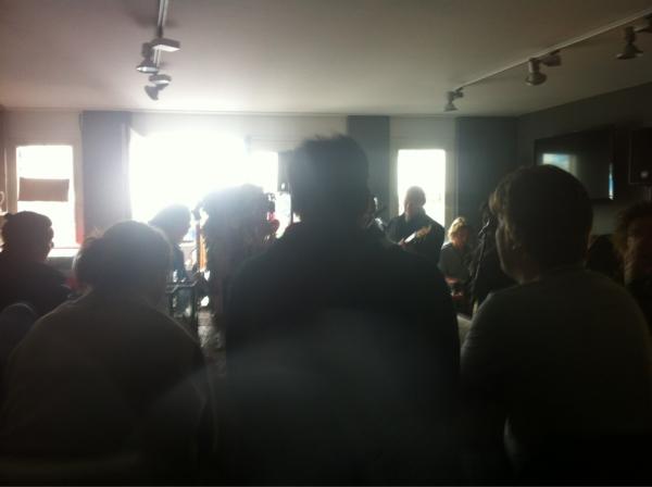 AnsFromm's tweet photo. Huiskamerconcert F.o.g. In ons winkeltje! Heerlijk relaxte zondagmiddag... Even bijkomen! http://t.co/dn4mqJpe