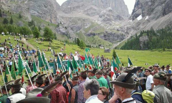 giorgioallevi's tweet image. Alzabandiera al Raduno #Alpini al #Contrin