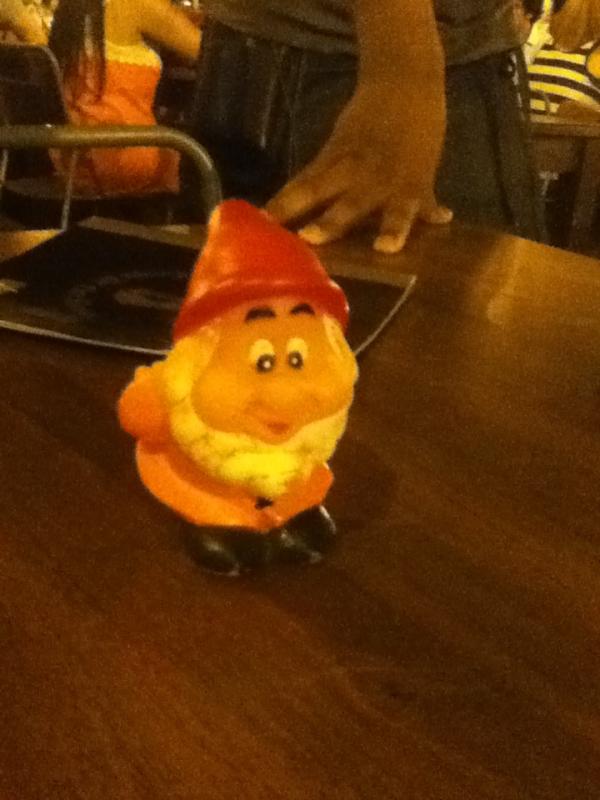 fetti94's tweet photo. La mascotte della serata: Alcolo *___* http://t.co/ErVq0SUj