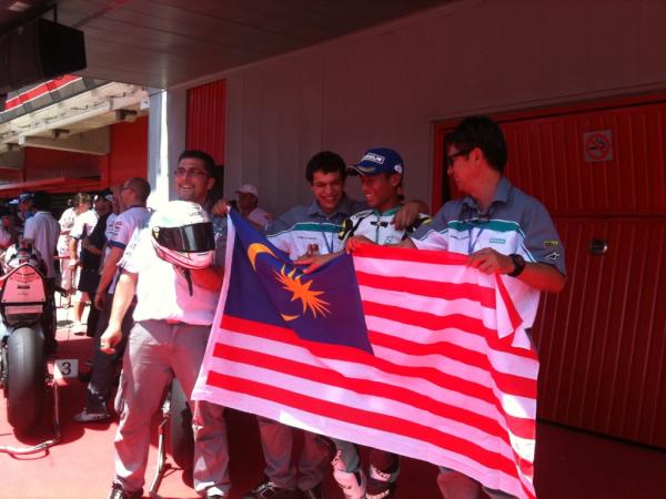 PET_Motorsports's tweet photo. We are super proud of @HafizhPetronas flying the Malaysian flag here in #CEVBuckler #moto2 in Spain!! http://t.co/xDQVWrQA