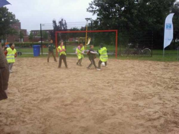 WROssZuid's tweet photo. In de regen is bij #zuidaanzee de eerste beachvoetbalwestrijd bezig http://t.co/CdfwTzud