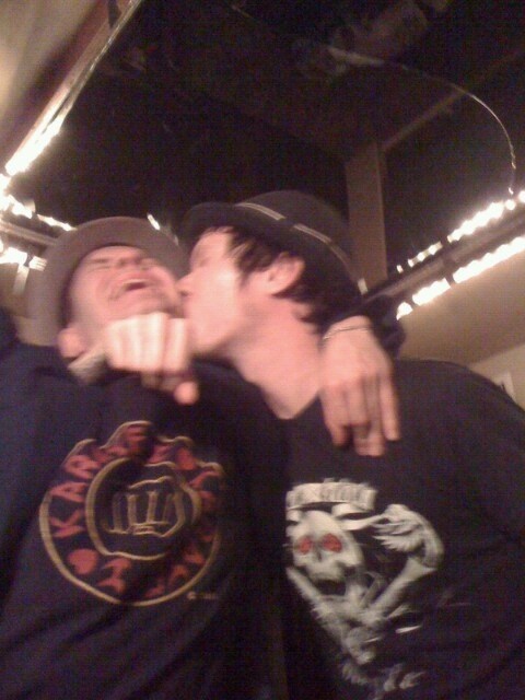 Sum41Jakarta's tweet photo. Have you ever kiss Tom like cone did? @stevosum41 http://t.co/HS5EALna