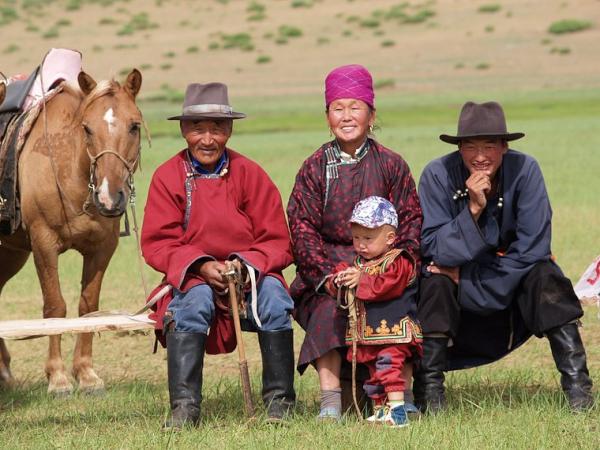 tripmongolia's tweet photo. Nomad family http://t.co/At3e8JZ3