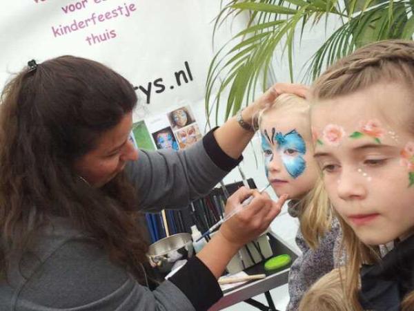 WROssZuid's tweet photo. Schminken en glittertattoos voor de kleintjes http://t.co/Bt9XKPIh