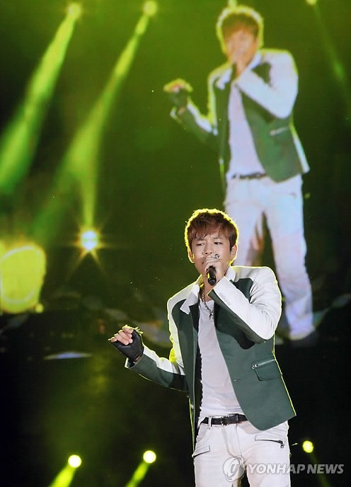 SE7EN_SG's tweet photo. “@se7enupdates: [PHOTO] 120624 SE7EN - Yeosu Expo Pop Festival Performance #SE7EN http://t.co/EudIU4w9”