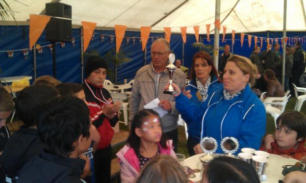 WROssZuid's tweet photo. De prijsuitreiking beachfootbal #zuidaanzee http://t.co/vF0HRrYN