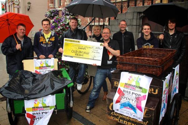 Loccufier's tweet photo. @vzwbakfiets @hrbkkrsfestival @eeklo #HBF2012 Eddy "Patjelli" schenkt 3000 euro aan vzw Bakfiets! http://t.co/3JRdN224