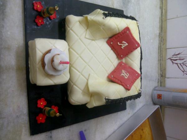 kishiarora's tweet photo. #sofacake http://t.co/mwJcx7Dk
