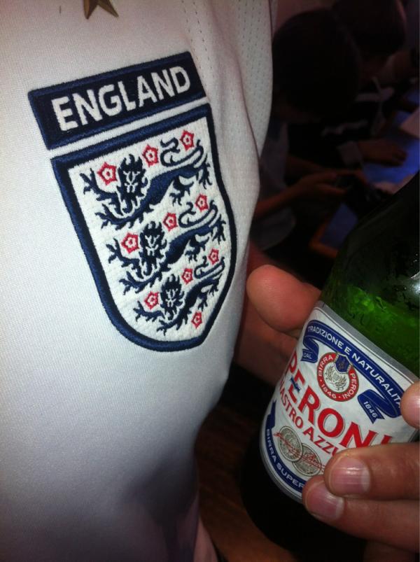 jaytap's tweet photo. Clashing in Northbeach.  Only England fan in the bar... http://t.co/u7hFJZeJ