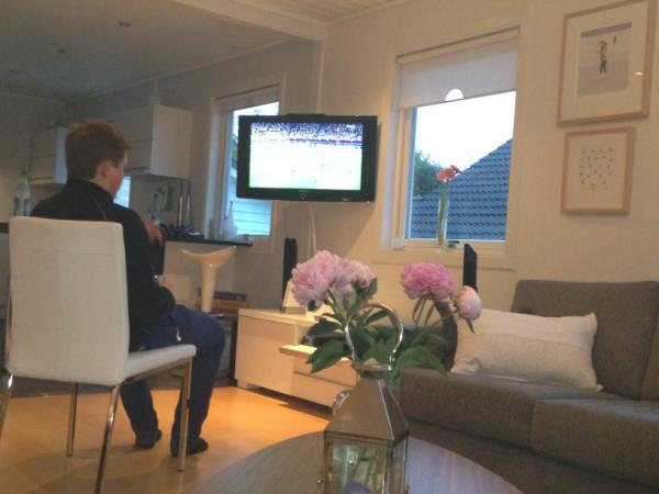 goak's tweet photo. Noen er litt mer opptatt av fotball enn opphavet, kommer visst ikke nærme nok tv'n http://t.co/9eWQ9q49