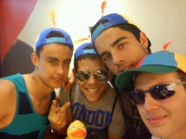 SanPito's tweet photo. Con mis amigos hace unos dias en el mcdonals @camachito_2 @alonson95 @raulgerru !! http://t.co/99aXMhhl